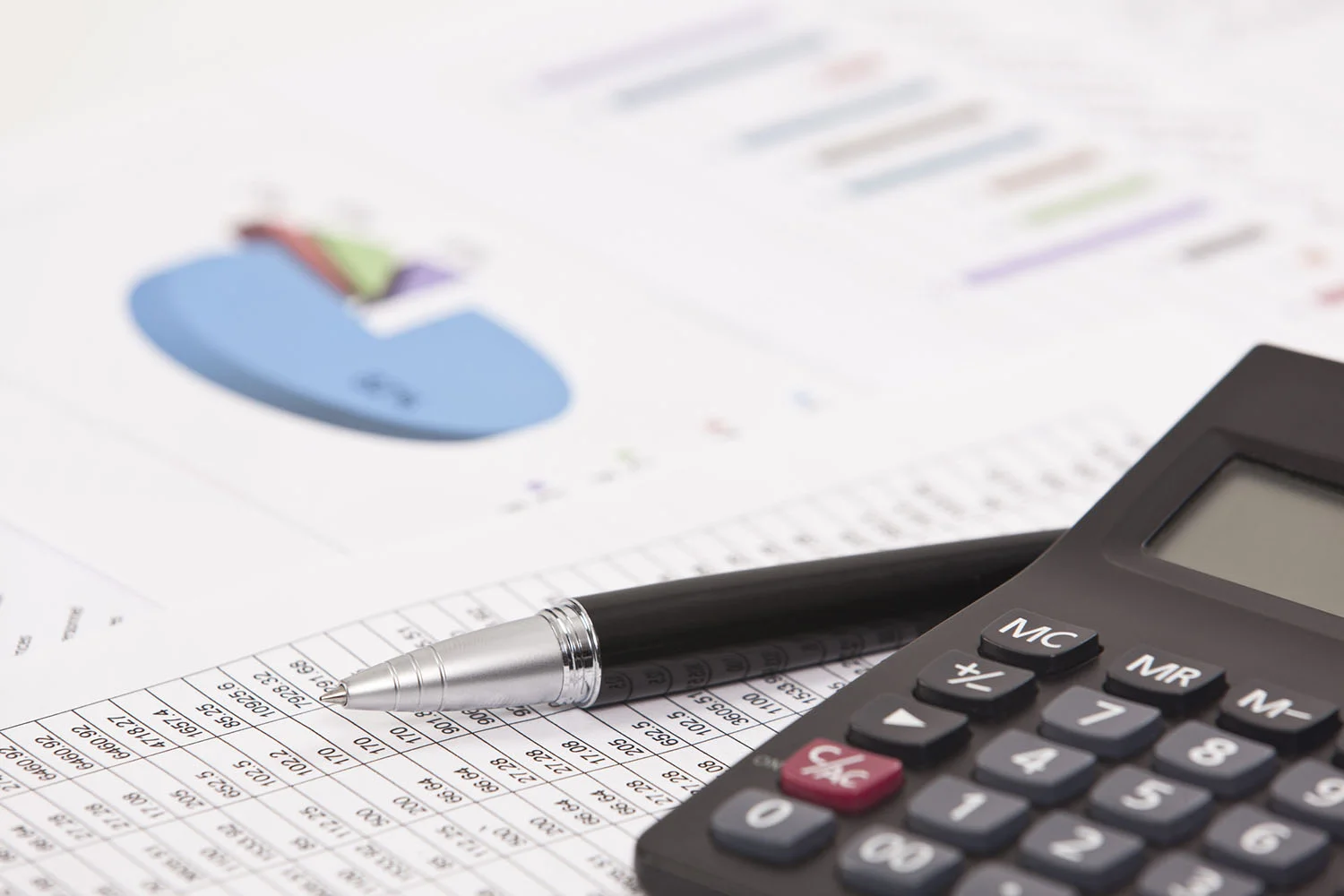 Financial analyst using AI-assisted reporting and data analysis